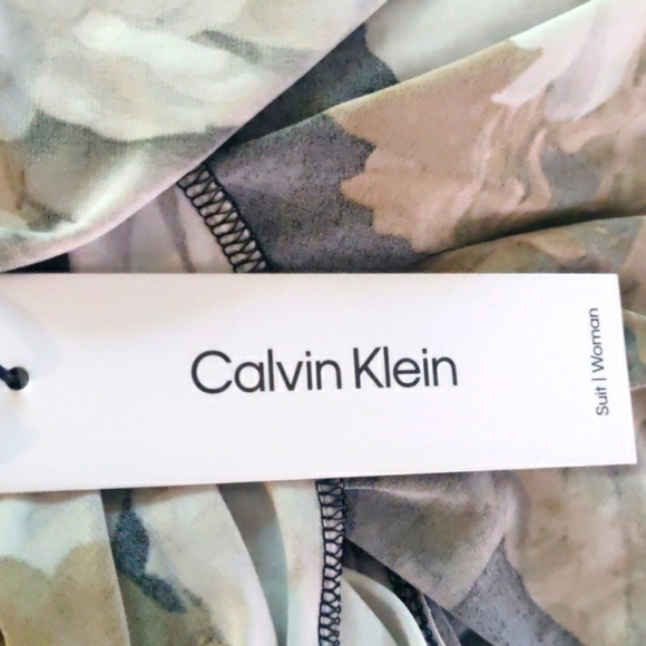 Calvin Klein top. Floral print, sleeveless, plunge V-neck, faux wrap style. S 2X - Picture 6 of 7